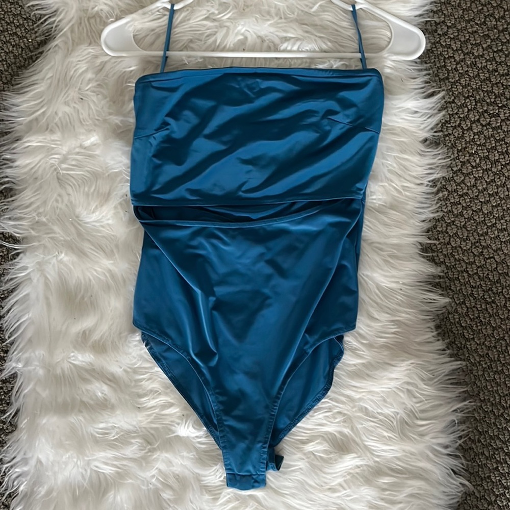 Open stomach blue strapless bodysuit